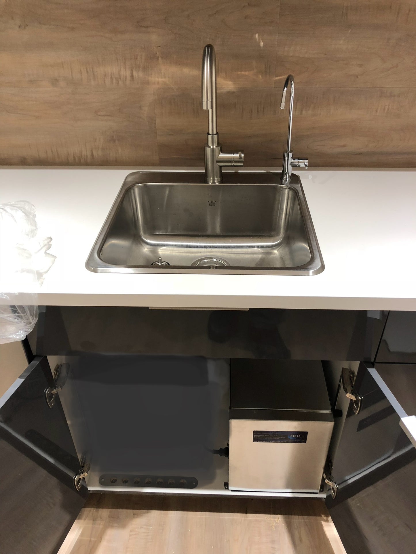 Refroidisseur d'eau sous le comptoir.
