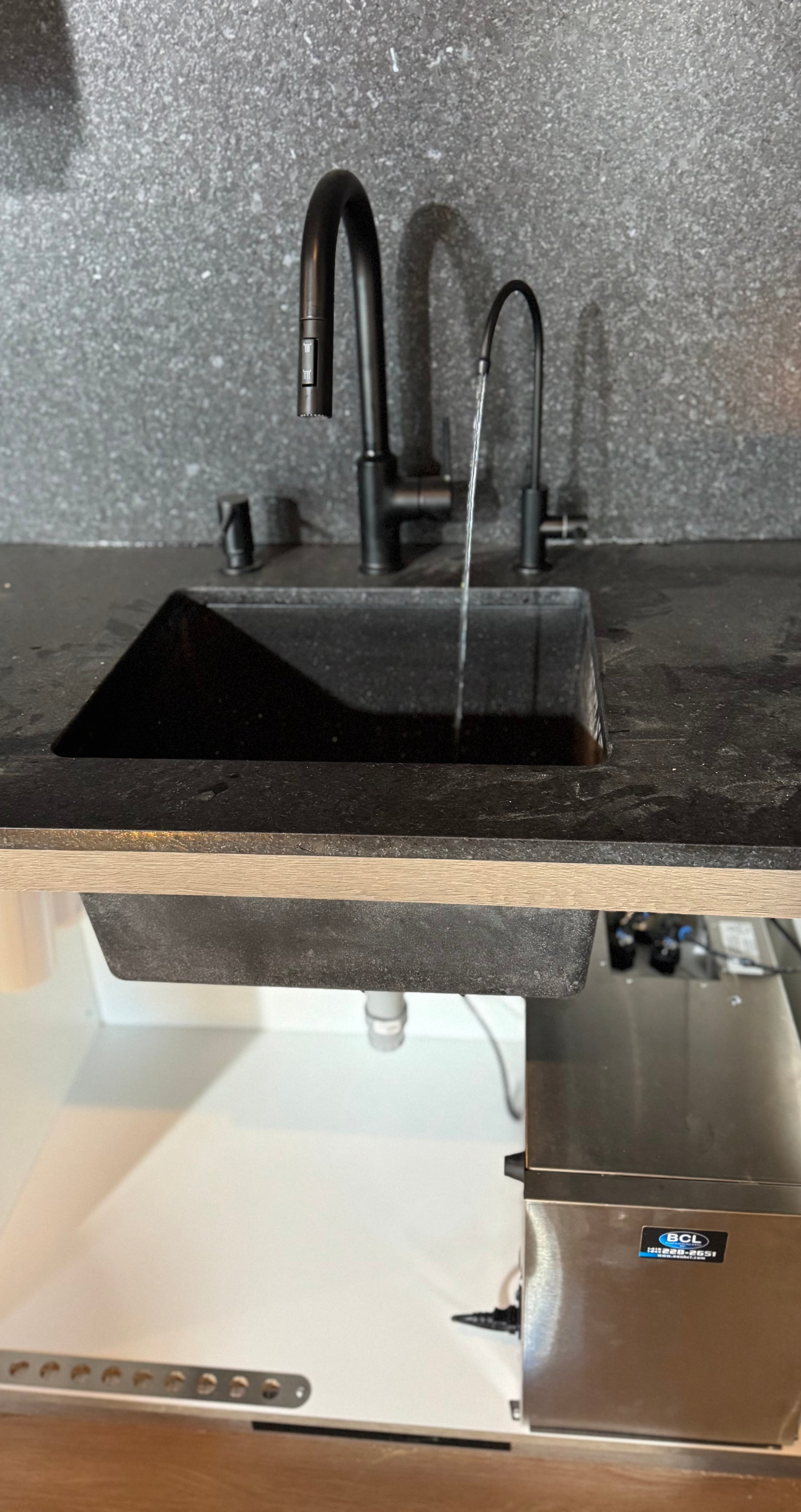 Installation d’un système de filtration sous comptoir avec robinet d’eau filtrée BCL.
