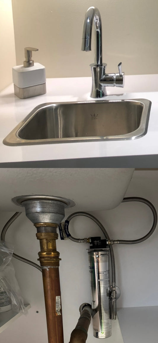 Installation d’un système de microfiltration connecté au robinet principal sous l’évier.
