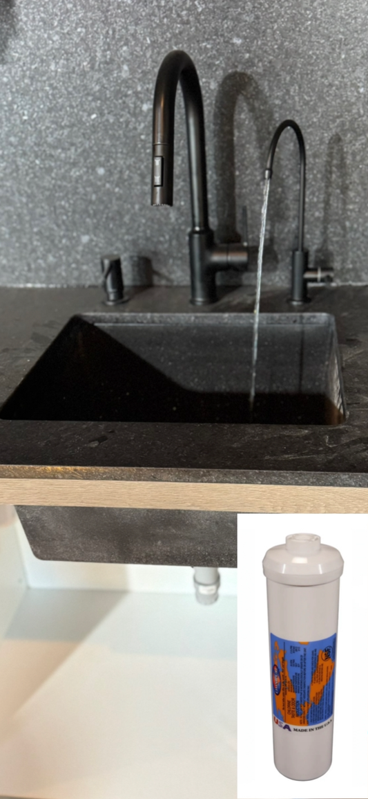 Installation d’une cartouche de microfiltration sous comptoir avec robinet d’eau filtrée.
