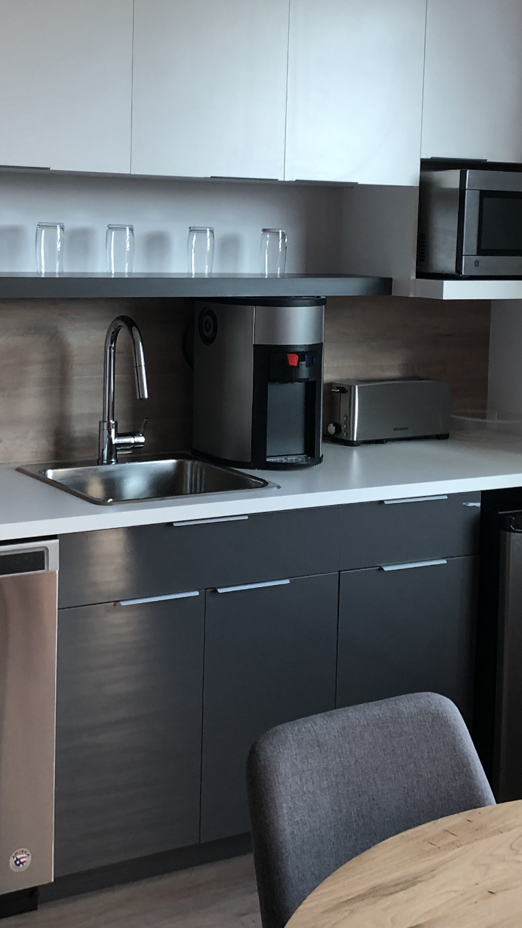 Refroidisseur d’eau sur comptoir dans une cuisine moderne, installé près de l’évier.